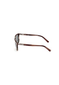 Occhiali da sole di colore marrone con montatura rettangolare, dotati di eleganti dettagli in metallo e braccia curve, che mostrano una finitura liscia e lucida.