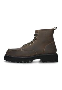 Stivale alla caviglia in pelle marrone, con punta rotonda, chiusura con lacci, cuciture bianche a contrasto, linguetta e suola in gomma nera robusta.