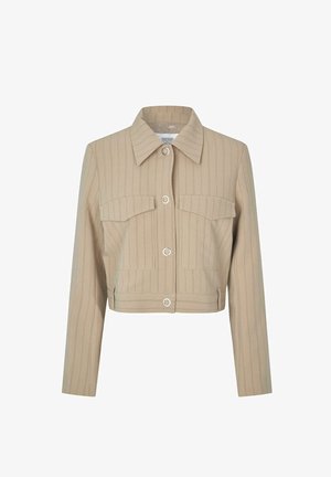 Lühendatud beež jakk vertikaalsete triipudega, kahe rinnataskuga, terava kraega ja hõbedaste nööpidega esipaneelil.