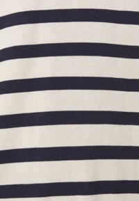 Tessuto a righe blu marine e crema, caratterizzato da ampie righe orizzontali con una superficie liscia e lavorata a maglia. Adatto per abbigliamento o accessori.