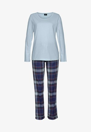 Himmelblaues Langarmhemd kombiniert mit navyblauen Karohosen, die rote und weiße Linien haben. Baumwollmaterial mit einer weichen Textur.