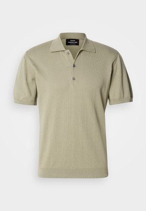 Rövid ujjú polo póló világos olajzöld kötött anyagból, lapos gallérral, három gombos patenttal és bordázott szegéllyel.