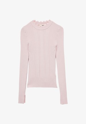Rippstrick-Pullover mit langen Ärmeln in Hellrosa, mit gewelltem Ausschnitt und seitlichen Schlitzen, aus einem weichen, strukturierten Strickstoff.