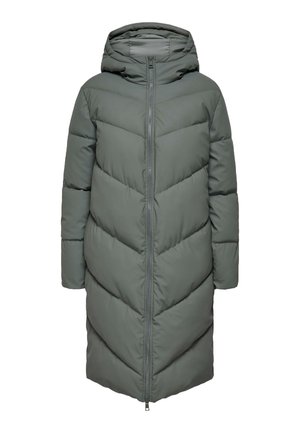 Long manteau d'hiver rembourré gris-vert avec capuche, fermeture éclair frontale et motif matelassé en chevrons.