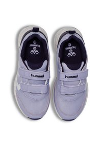 Lila mesh-sneakers med två justerbara remmar, vita sulor och en texturerad inredning med en logotyp på tungan.