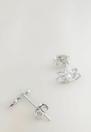 Sidabriniai vinukuose auskarai su marquise formos skaidriu brangakmeniu ir atviro žiedo dizainu, ant šviesaus fono.