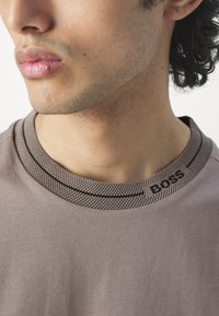 BOSS TEE - Basic póló - sand