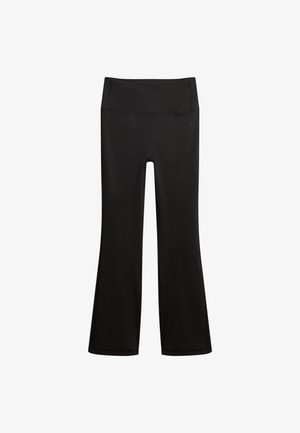 Zwarte yogabroeken met een aansluitende tailleband, uitlopende pijpen en een gladde, rekbare stof die geschikt is voor beweging en comfort. Geen zichtbare patronen.