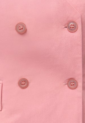 Světle růžový oblekový blejzr s texturovanou látkou, který má dva odpovídající knoflíky a jednu boční kapsu.