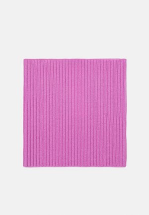 Pieza cuadrada de tela de punto acanalada rosa, extendida plana con líneas texturizadas verticales visibles.