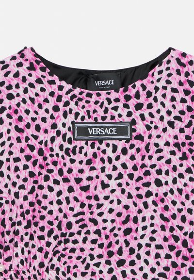 Ροζ ύφασμα με μοτίβο λεοπάρ σε μαύρο. Διαθέτει στρογγυλή λαιμόκοψη και ετικέτα Versace ραμμένη στο γιακά.