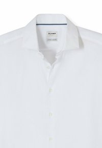 Weißes Langarmhemd mit Knopfleiste und klassischem Kragen, das innen am Kragen dezente blaue Akzente sowie einen natürlichen Stretchstoff aufweist.