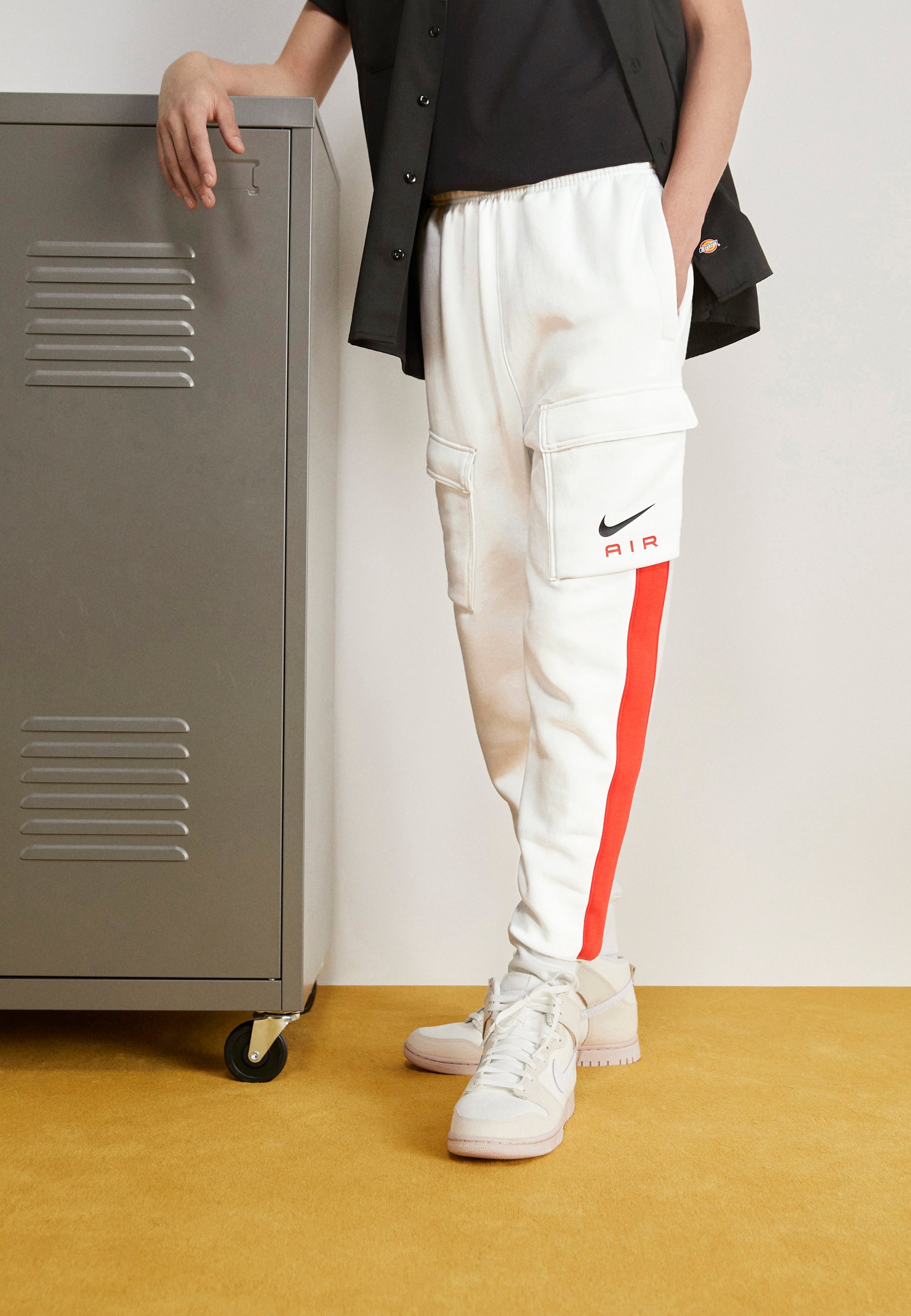 Nike Sportswear AIR PANT - Jogginghose - summit white/ crimson/offwhite -  Zalando.de