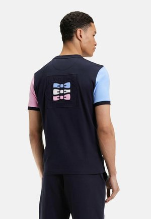 Polo en tissu navy avec des manches courtes rose et bleu clair. Présente un design de logo brodé au dos.
