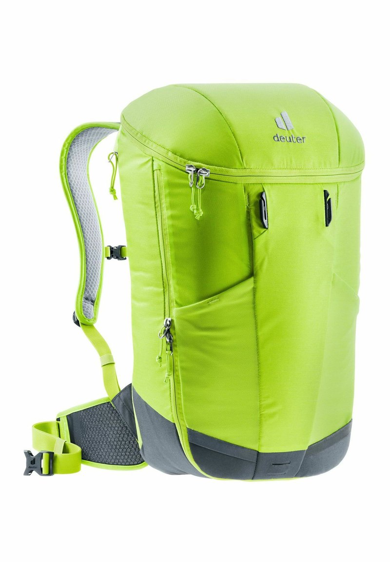 Groene stoffen rugzak met een afgeronde bovenkant, dubbele ritssluitingen, zijvakjes, compressiebanden en een grijze basis voor stabiliteit.