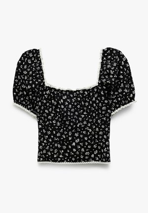 Zwart bloemen crop top met pofmouwen, witte kantafwerking en een vierkante halslijn. Bevat kleine witte bloemen op een donkere achtergrond.