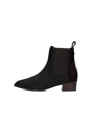 Bottines noires à bout pointu, combinant des matériaux noirs lisses et texturés, avec des panneaux latéraux élastiques et un talon bloc.