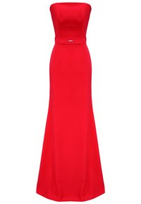 Czerwona wieczorowa sukienka bez ramiączek z dopasowaną górą, paskiem w talii i rozkloszowanym dołem. Gładki materiał podkreśla sylwetkę.