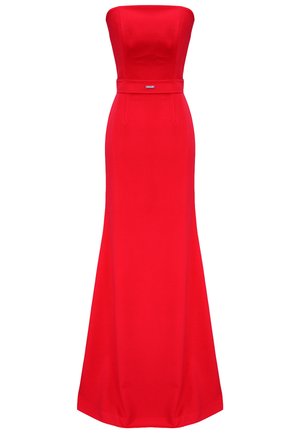 Czerwona wieczorowa sukienka bez ramiączek z dopasowaną górą, paskiem w talii i rozkloszowanym dołem. Gładki materiał podkreśla sylwetkę.