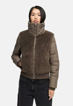 Bruine zip-up jas met een fluffy voorpaneel, gevoerde mouwen, hoge kraag en ribgebreide zoom. Draag met donkere jeans.