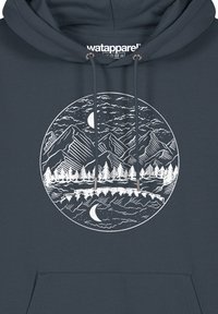 Dunkelblaue Kapuzenjacke mit einem weißen kreisförmigen Grafikdesign von Bergen, Bäumen und einem Halbmond. Mit Zugbändern und Metallspitzen.
