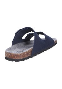 Sandalo in tessuto blu con design a incrocio, soletta in sughero testurizzato e suola in gomma nera per durata e comfort.
