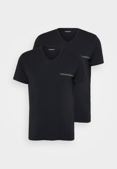 Črne v-neck majice iz bombaža, z majhnim zlatim logotipom "Emporio Armani" na prsih. Dve majici prikazani ena na drugi.