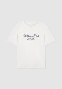 Biała bawełniana koszulka z nadrukiem w kolorze granatowym, na którym widnieje napis "Athleisure Club 1993 Relax & Wellness". Klasyczny okrągły dekolt i krótkie rękawy.