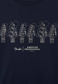 Mornarsko modra majica s kratkimi rokavi, ki prikazuje belo ilustracijo šestih strunskih glav, spodaj je napis "Fender" in "American Professional".