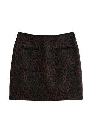 Minifalda de estampado leopardo marrón y negro con bolsillos falsos en el frente adornados en negro, corte recto y textura de tela suave.