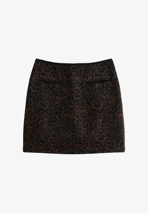 Mini-jupe léopard brun et noir avec des poches avant en faux cuir bordées de noir, coupe droite et texture de tissu lisse.