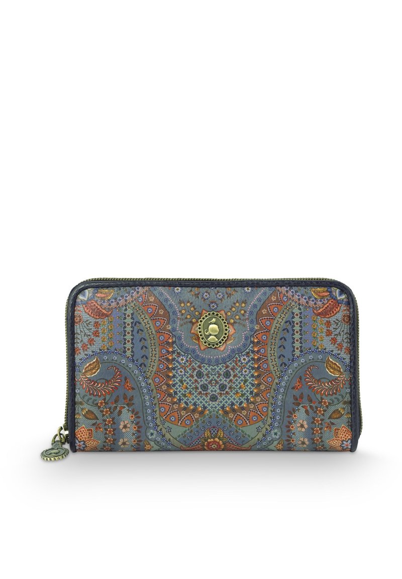 Reißverschlussbörse mit einem blauen und mehrfarbigen Blumen-Paisley-Muster. Besitzt ein Logo in Gold-Optik und eine strukturierte Oberfläche. Kompakte rechteckige Form.