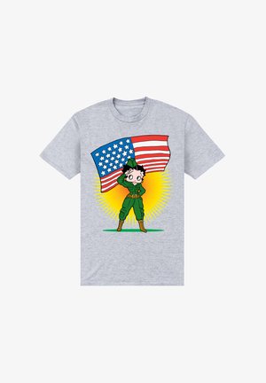 Grå T-shirt med korte ærmer, der viser en tegneserie-pige i militæruniform, der hilser og holder et amerikansk flag med røde, hvide og blå stjerner.