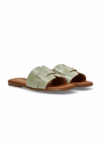Sandalias planas tipo slider con un upper sintético texturizado de color verde claro, que presentan dos correas anchas y una plantilla de cuero marrón.