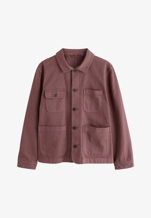 Nööbitav pruun jakk nelja eesmise taskuga, millest üks on nööbitava klapiga tasku, valgel taustal.