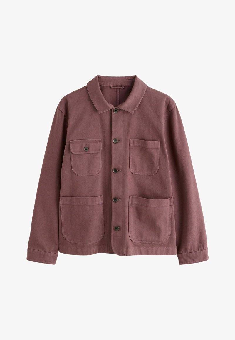 Veste brun boutonnée avec quatre poches avant, dont une poche à rabat boutonné, présentée sur un fond blanc.