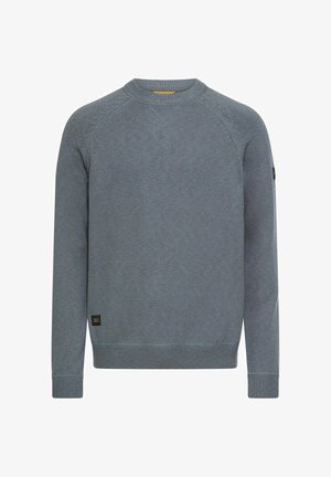 Lichtblauwgrijze gebreide trui met een ronde hals, geribde manchetten en zoom, en subtiele gestructureerde details op de schouders. Label aan de onderkant links.