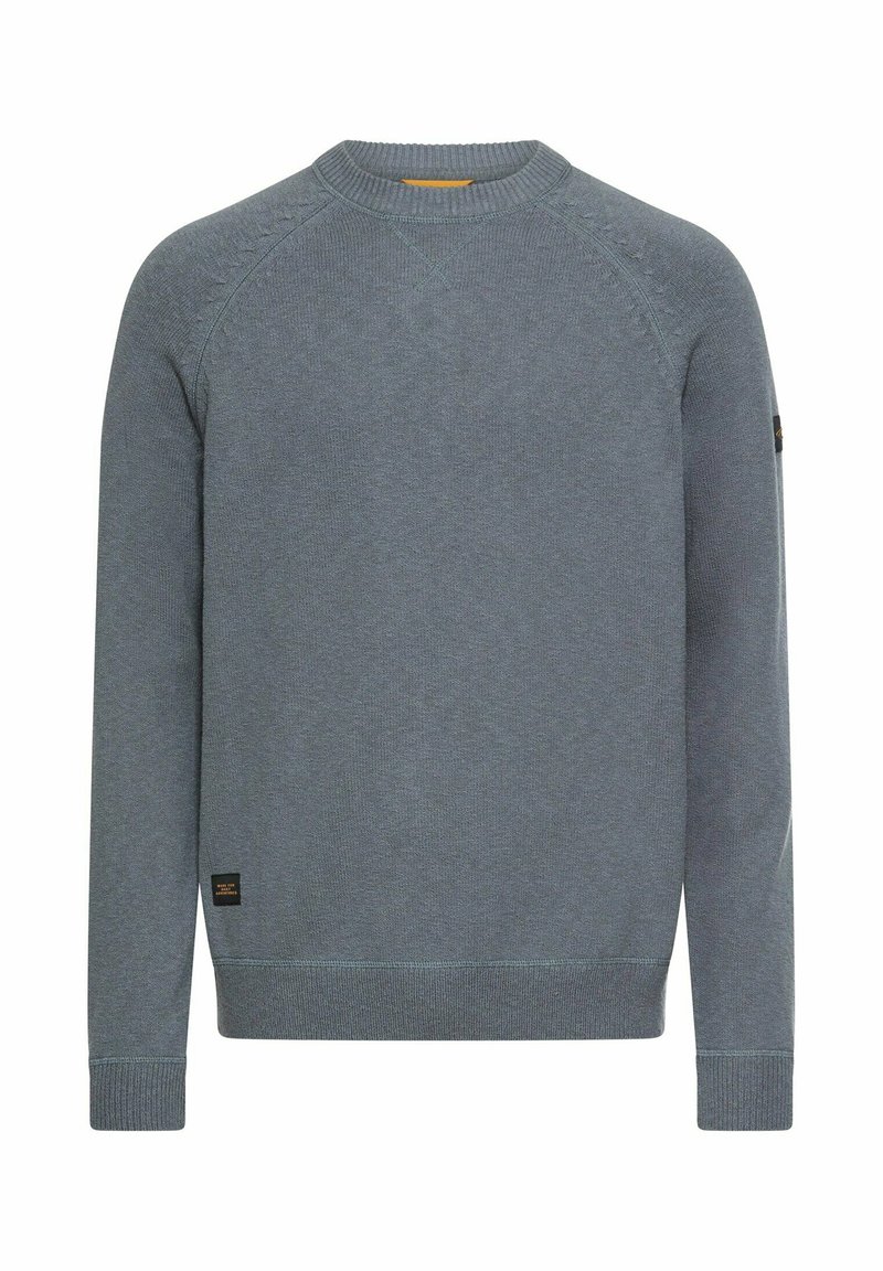 Jasnoniebiesko-szary sweter z dzianiny z okrągłym dekoltem, ściągaczami przy rękawach i dole oraz subtelnymi teksturowanymi detalami na ramionach. Metka na dole po lewej stronie.