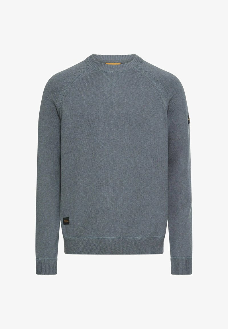 Jasnoniebiesko-szary sweter z dzianiny z okrągłym dekoltem, ściągaczami przy rękawach i dole oraz subtelnymi teksturowanymi detalami na ramionach. Metka na dole po lewej stronie.