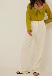 NA-KD Bluse - green