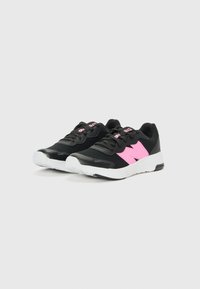 Baskets de sport noires avec un dessus en maille, présentant des accents roses sur les côtés et le logo, ainsi qu'une semelle en caoutchouc blanche.