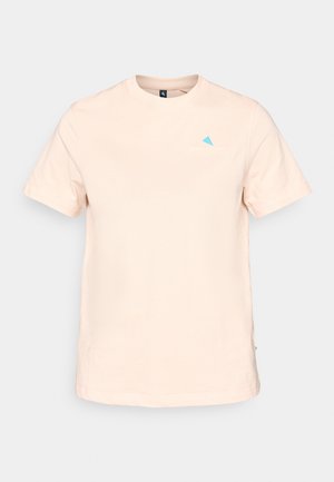 Camiseta de algodón rosa claro con cuello redondo, mangas cortas y un pequeño logo azul en el lado izquierdo del pecho. Dobladillo plano sin patrones.