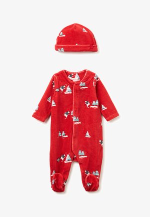 Pijamas rojos de forro polar suave con mangas largas y diseño con pies. Presenta patrones invernales de árboles y animales. Incluye un gorro a juego.