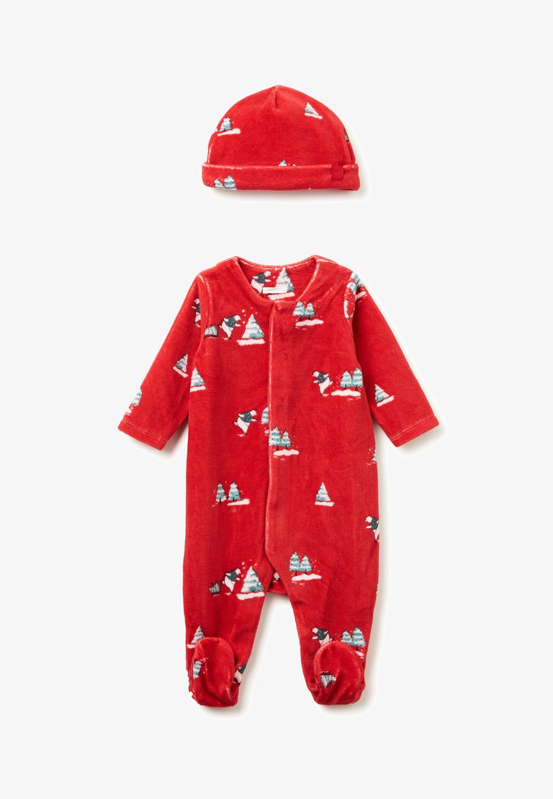 Pyjama en polaire rouge et doux avec des manches longues et un design avec pieds. Présente des motifs hivernaux d'arbres et d'animaux. Comprend un bonnet assorti.
