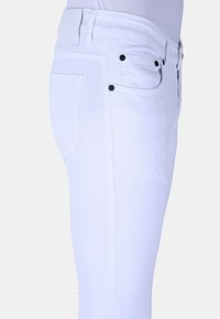 Witte denim jeans met een slim fit, voorzien van zwarte hardware accenten, een vijf-pocket ontwerp en een zachte textuur.