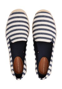 Espadrillas in tela a righe con un motivo blu e bianco, forma allungata e suola in juta naturale; presenta una soletta con logo marrone.