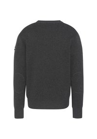 Dunkelgrauer Pullover, Rundhalsausschnitt, lange Ärmel, mit Ellenbogenpatches und gerippten Bündchen. Weiche Textur, minimalistisches Design, keine Muster.