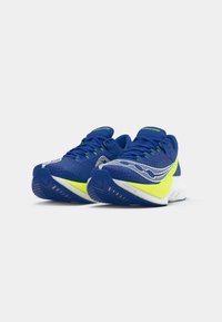 Sapatilhas de corrida azuis com um upper de malha, apresentando acentos em amarelo neon e uma sola branca. O design inclui uma faixa lateral com padrão e aderência texturizada.