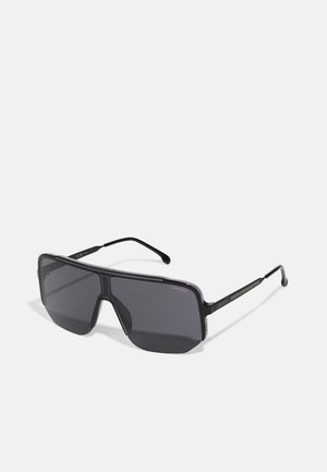 Occhiali da sole neri oversize con un design della lente piatta. Montatura in metallo sottile con bracci diritti e sottili accenti testurizzati vicino alle cerniere.