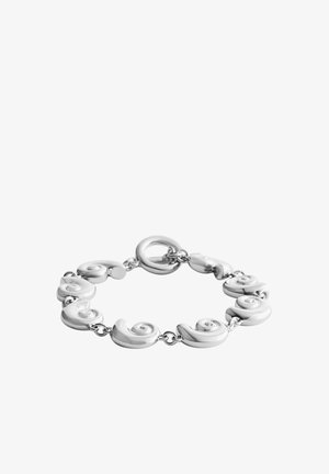 Silbernes Armband mit verbundenen spiralförmigen Segmenten und einem runden Verschluss vor weißem Hintergrund.